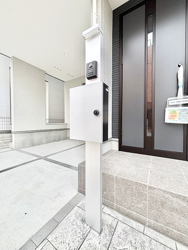 表札・インターホン・ポストをひとつに集約。エントランスになじむシンプルデザイン。