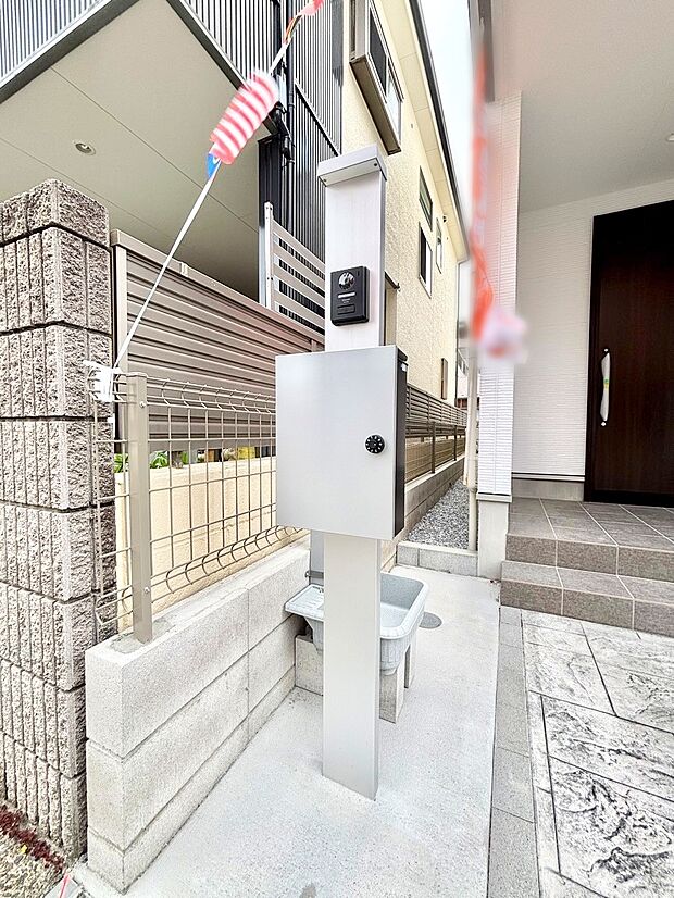 表札・インターホン・ポストをひとつに集約。エントランスになじむシンプルデザイン。