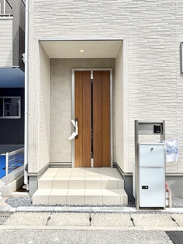 大切な家族、来客を出迎える玄関。玄関前は屋根付きで雨が降っていても濡れにくいです。