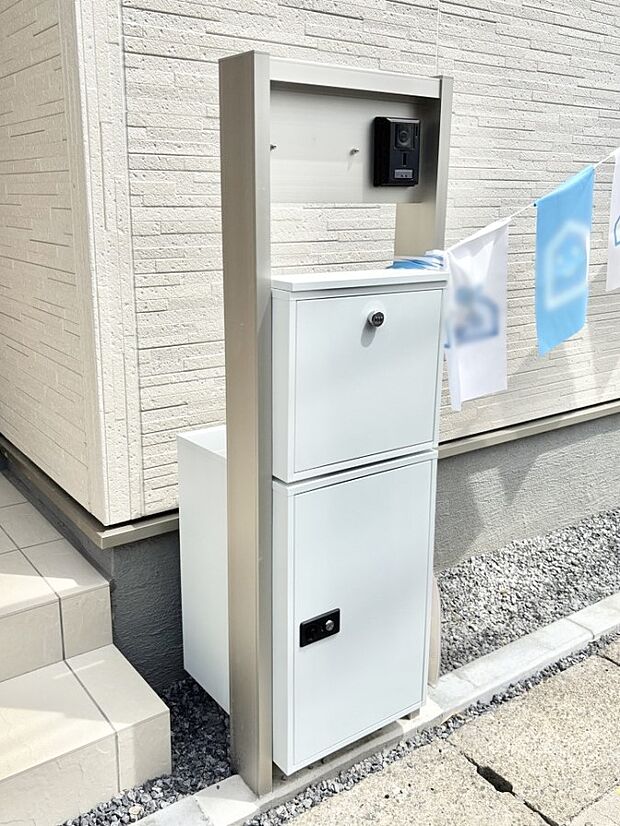 表札・インターホン・ポスト・宅配BOXをひとつに集約。エントランスになじむシンプルデザイン。