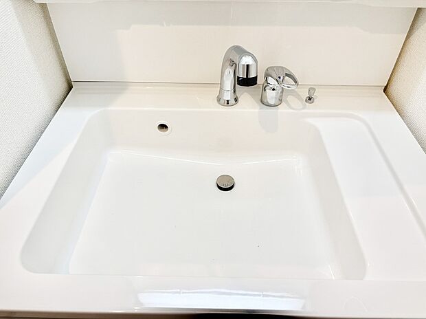 ハンドシャワー付き！使いやすい洗面台。