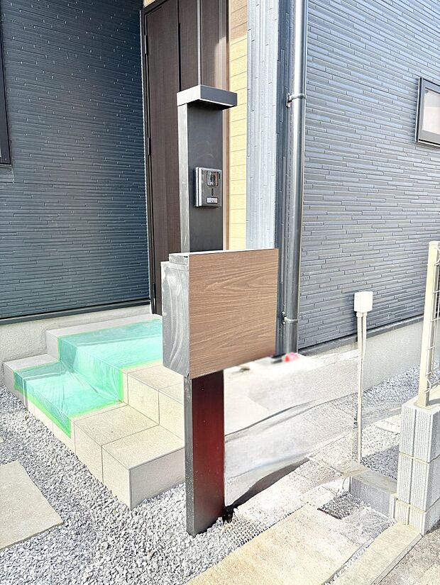 シンプルデザインのポスト。