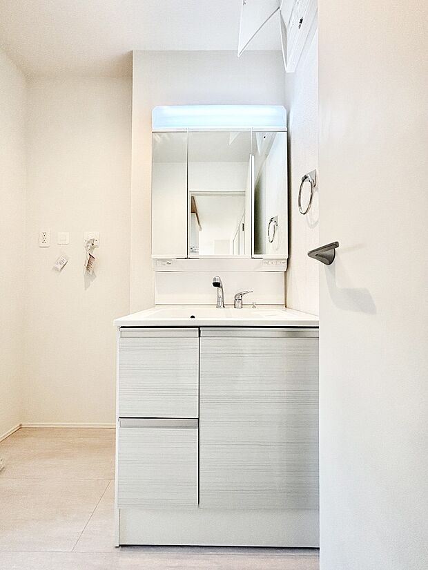 大きく見やすい三面鏡で清潔感ある洗面台は、身だしなみチェックや肌のお手入れにおすすめです。 