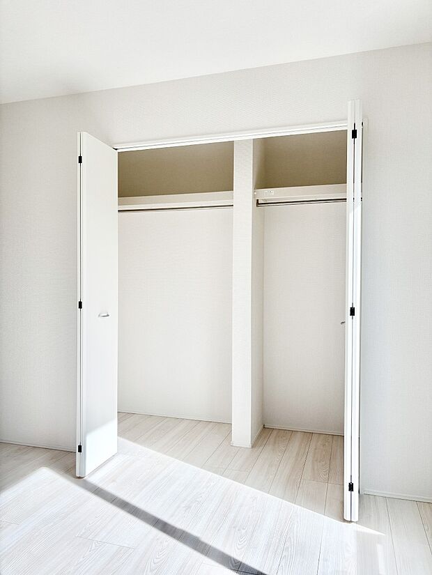 洋室のクローゼット。奥行きがあるので厚手の衣類もすっきり収まります。
