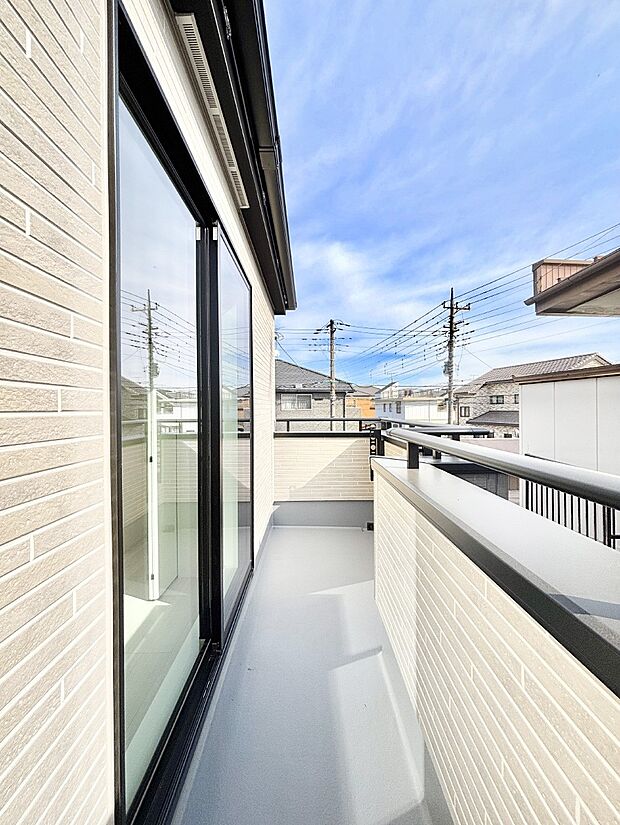 ゆったりバルコニーだから沢山お洗濯ものを干せます。