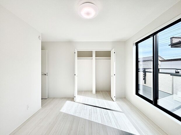 バルコニーが開放感をプラスしてくれる洋室