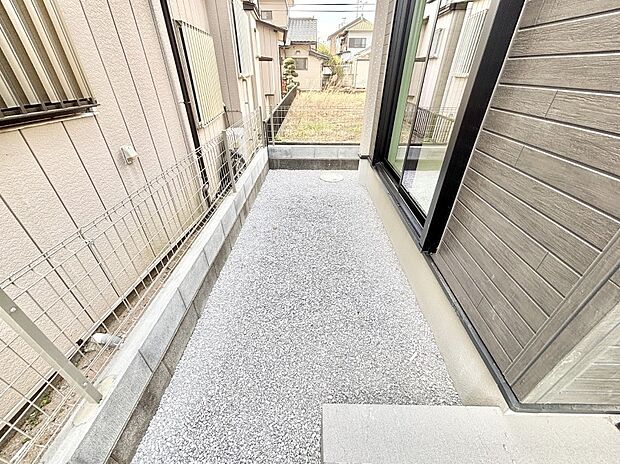 プランターを並べて季節のお花を楽しめるお庭付き。