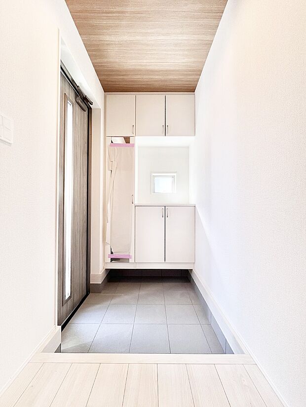 明るい玄関はお客様をお出迎えするのにぴったりです！ 