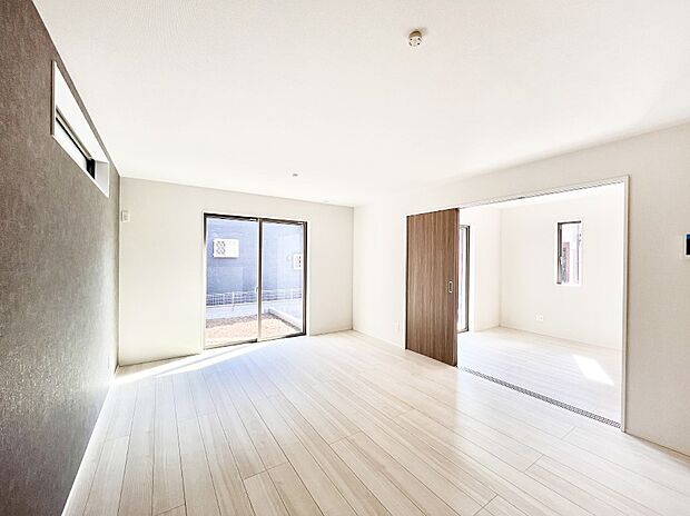 明るい陽光が注ぎ、寛ぎの雰囲気に満たされるダイニング。   