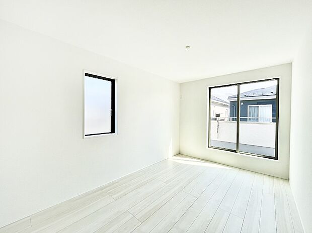 バルコニーが開放感をプラスしてくれる洋室