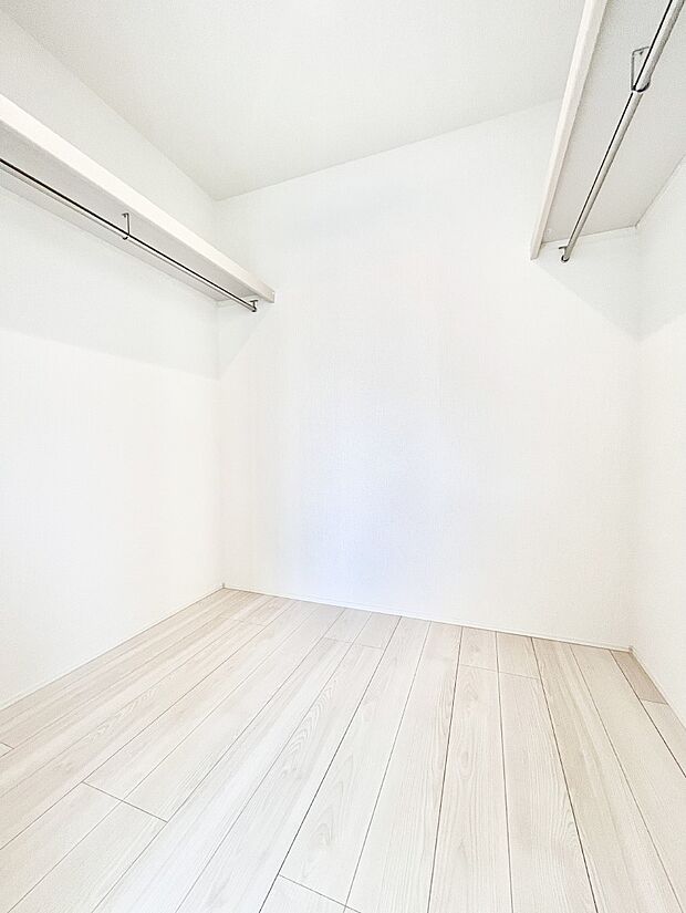 ウォークインクローゼット付きで生活空間を広く利用できます。