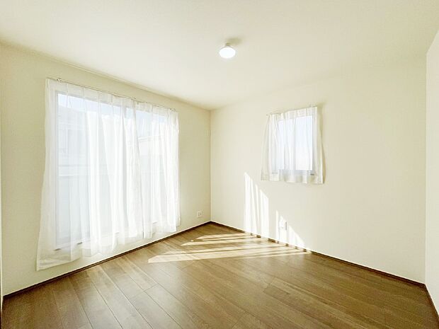 バルコニーが開放感をプラスしてくれる洋室