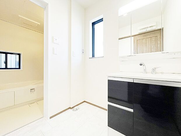 清潔感ある洗面化粧室で朝の身支度も快適