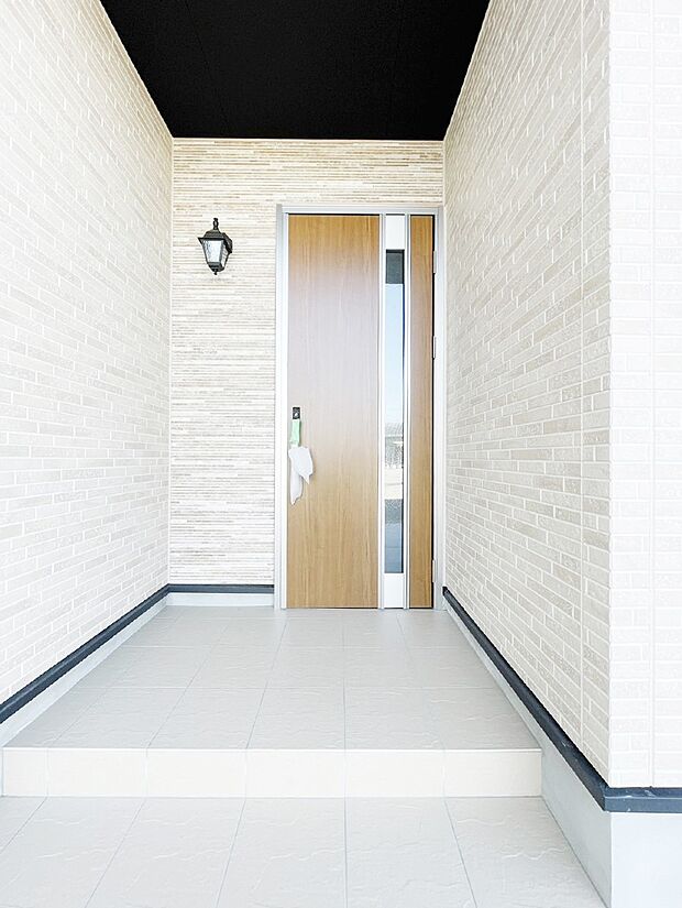 玄関前は雨が降っても濡れにくい屋根付き