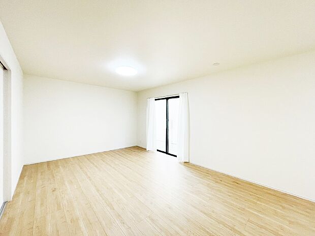 大きな窓からたっぷりの陽光と風を感じられるリビング