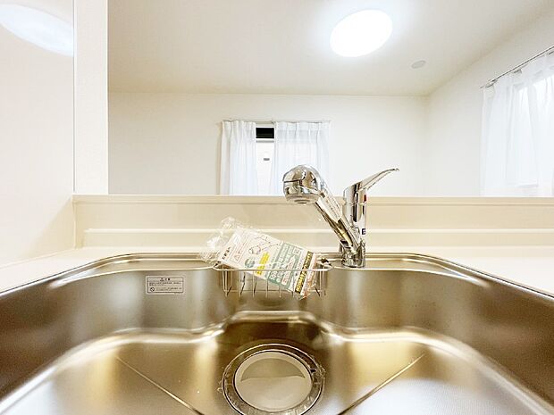 いつでも清潔なおいしいお水を。一つの水栓で水道水と浄水を使い分け。