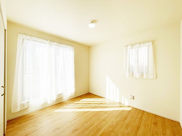 バルコニーが開放感をプラスしてくれる洋室