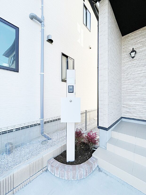 シンプルなデザインのポスト