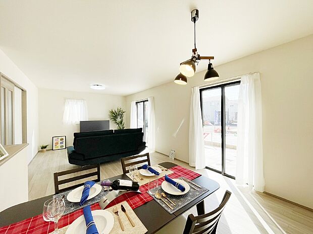 大きな窓からたっぷりの陽光と風を感じられるリビング