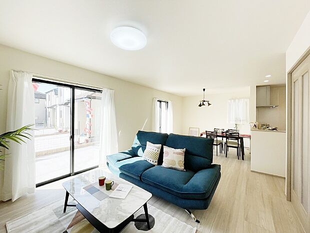 落ち着いた雰囲気のLDKは家族みんなの快適空間