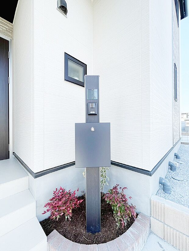 シンプルなデザインのポスト