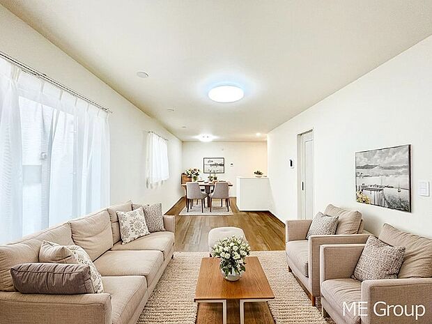 ご家族の賑やかな話し声で包まれる明るいリビング  ※家具はCGです　