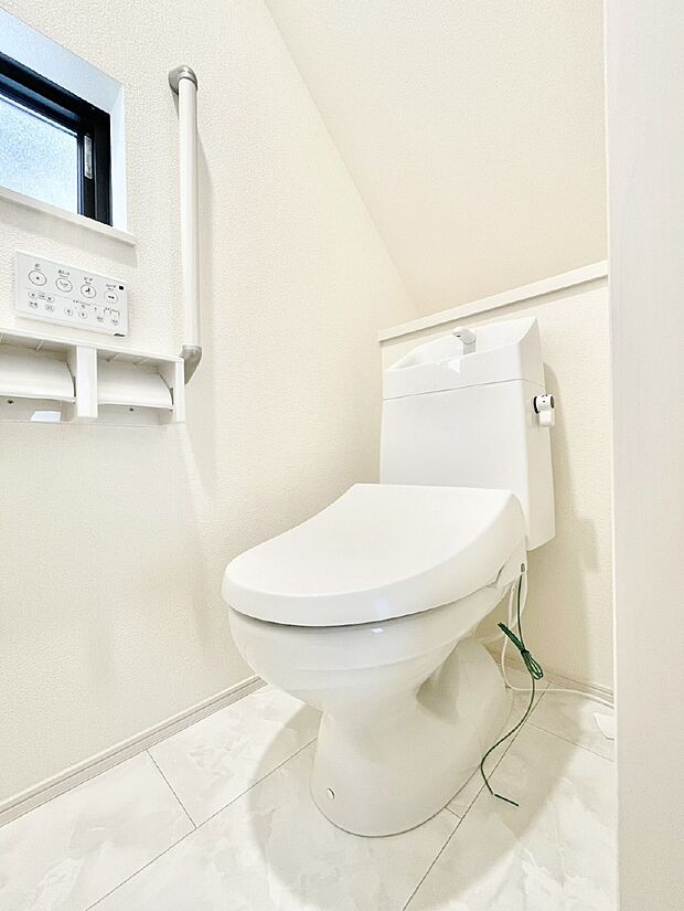 明るく清潔感のあるトイレです。