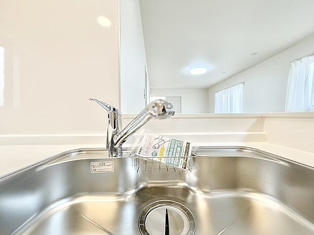 いつでも清潔なおいしいお水を。一つの水栓で水道水と浄水を使い分け。