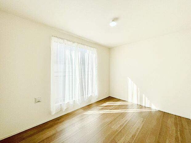 バルコニーが開放感をプラスしてくれる洋室　