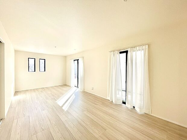 明るい陽光が注ぎ、寛ぎの雰囲気に満たされるダイニング。   