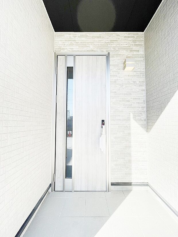 玄関前は雨が降っても濡れにくい屋根付き