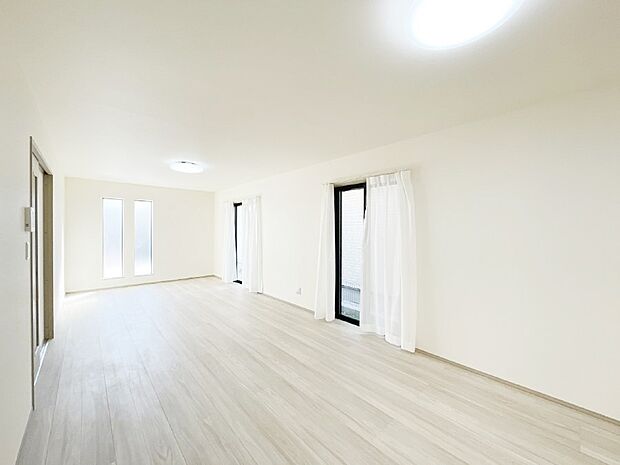 たくさんの窓からたっぷりの陽光と風を感じられるリビング