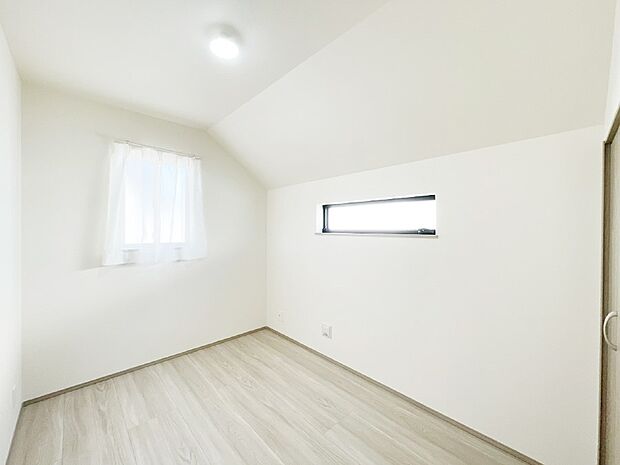 窓からのやさしい光が心地よいプライベートルーム