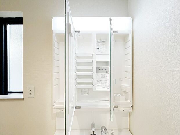 三面鏡の裏に、化粧品や衛生用品などを収納可能。洗面台をすっきりと保ちます!