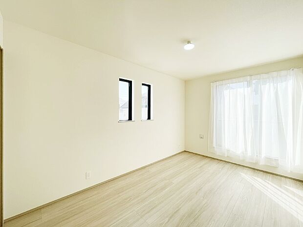 バルコニーが開放感をプラスしてくれる洋室