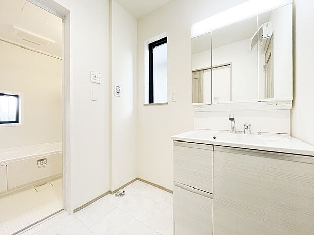 清潔感ある洗面化粧室で朝の身支度も快適