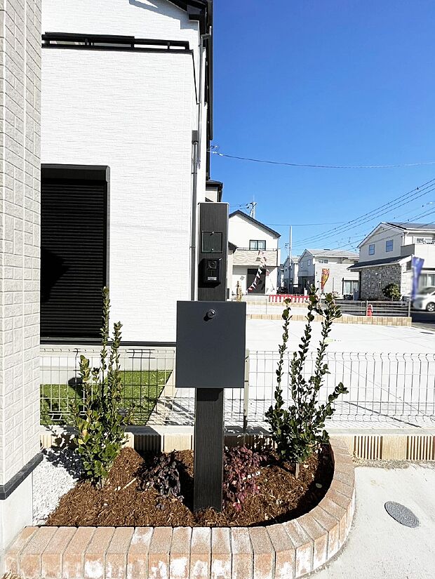 シンプルなデザインのポスト