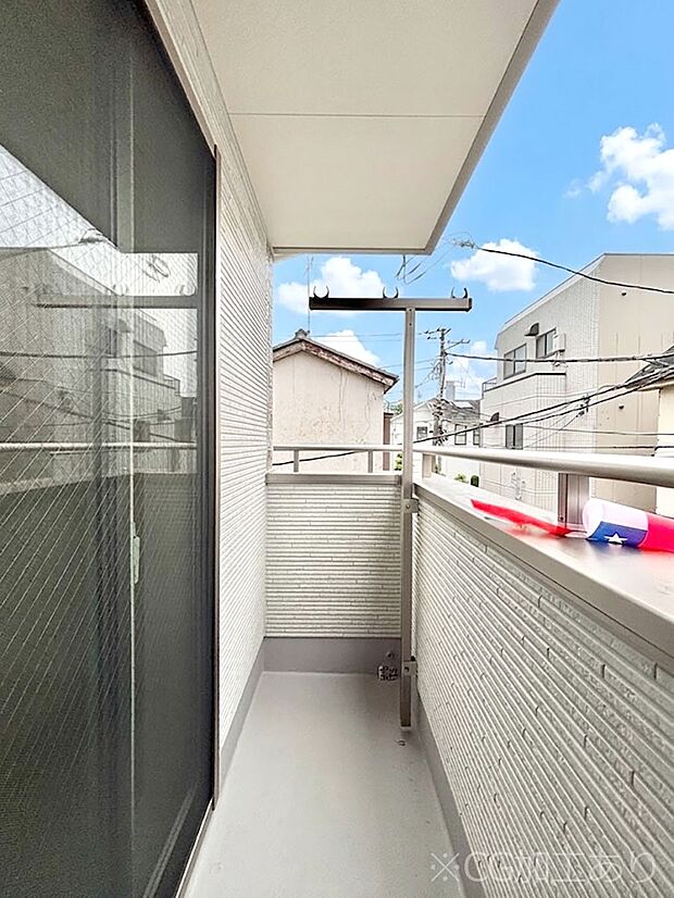暖かな陽光が降り注ぐバルコニーはお洗濯におすすめ。爽やかな風も心地よいです。