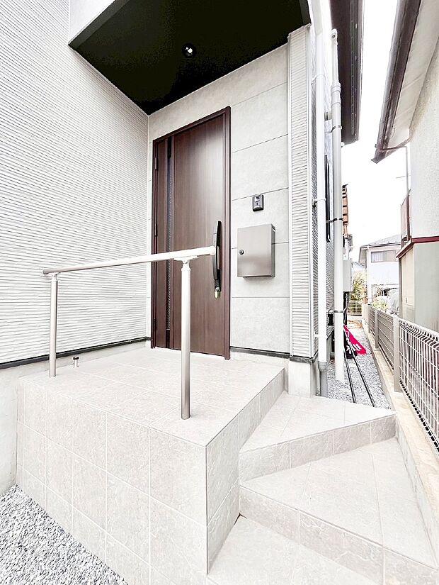 玄関前は雨が降っても濡れにくい屋根付き