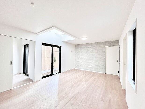 大きな窓からたっぷりの陽光と風を感じられるリビング