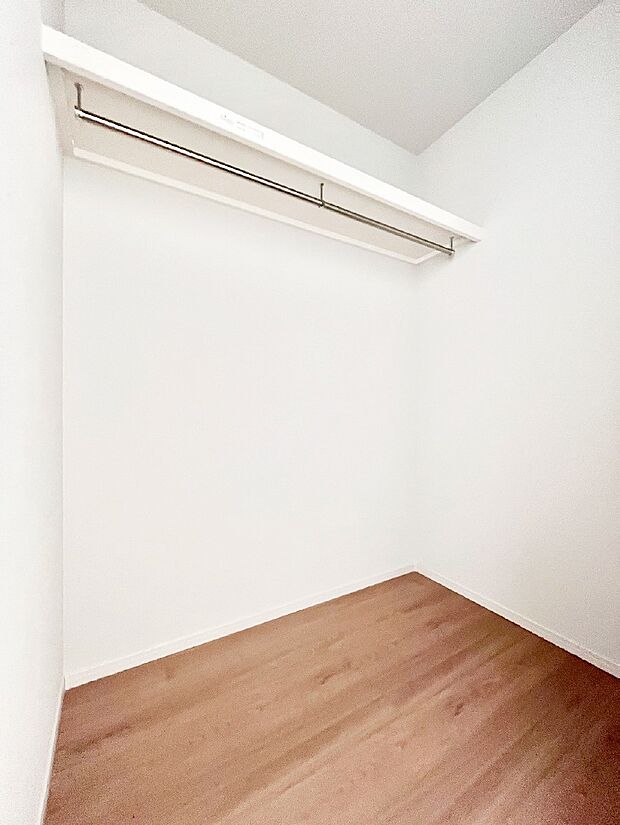 ウォークインクローゼットの活用で生活空間スッキリ