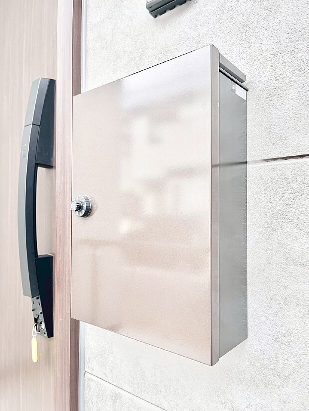 シンプルなデザインのポスト