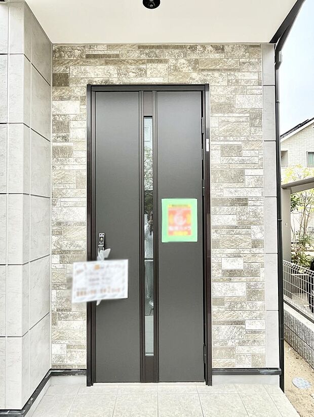 大切な家族、来客を出迎える玄関。