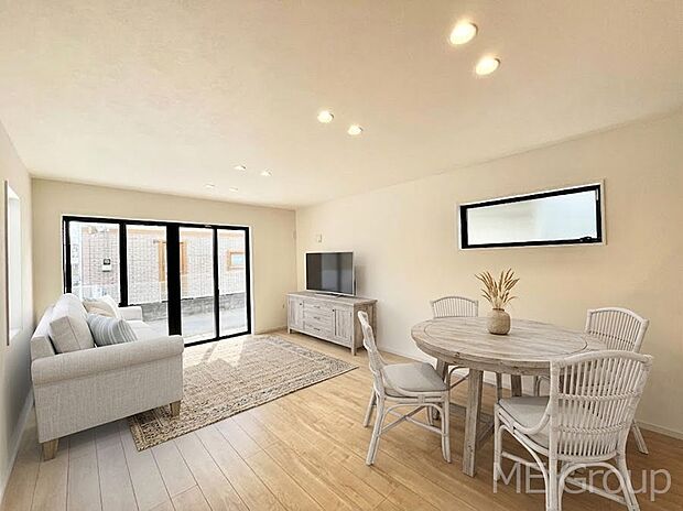 ご家族の賑やかな話し声で包まれる明るいリビング ※家具はCGです