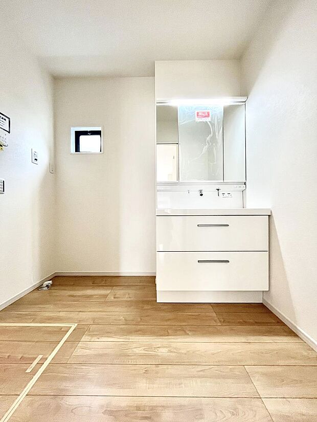 大きく見やすい三面鏡で清潔感ある洗面台は、身だしなみチェックや肌のお手入れにおすすめです。