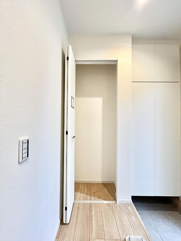 玄関ホール収納です。掃除道具やお出かけ用グッズの収納に便利です。