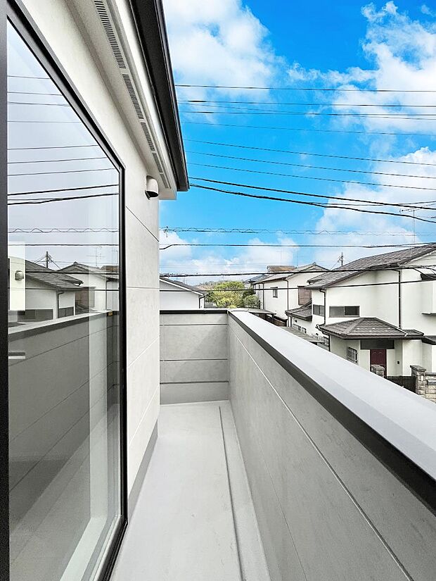 南向きのバルコニー!ご家族の洗濯物はもちろん、お布団もたっぷり干せます!