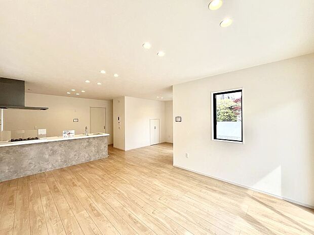 家族の笑顔が自然と生まれてくる、そんな雰囲気のダイニングに仕上がっています。