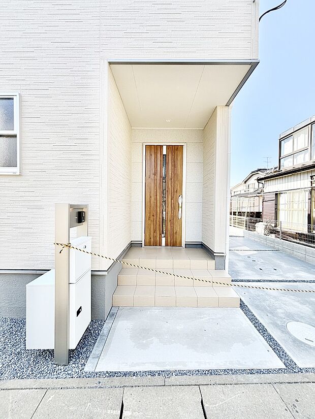 玄関前は雨が降っても濡れにくい屋根付き