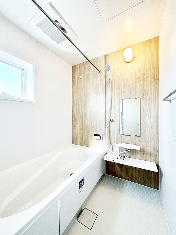 一日の疲れを癒してくれる明るい清潔感のあるバスルーム